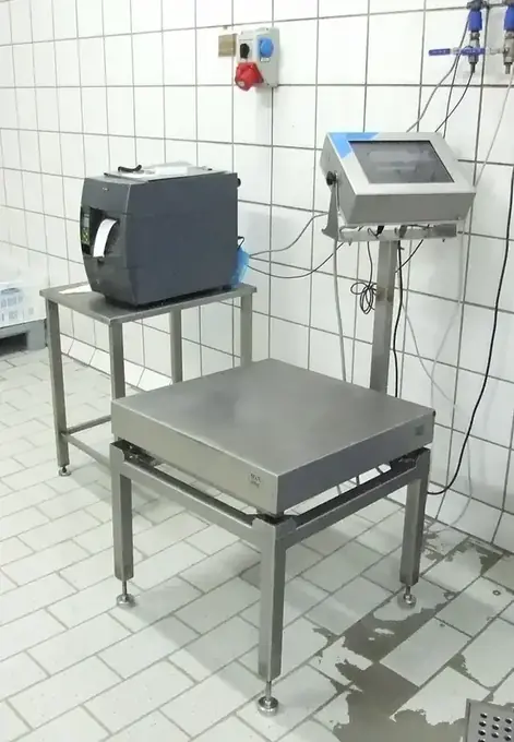 Obsługa sklepu mięsnego i ważenie towaru